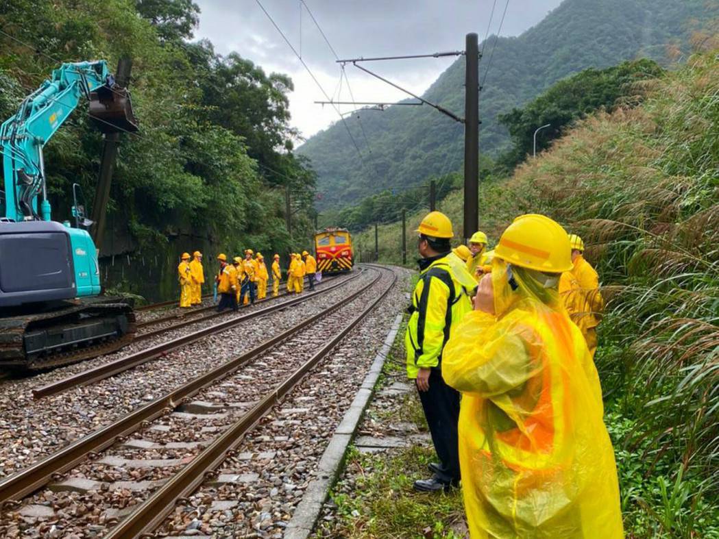 台鐵猴硐至瑞芳間因豪雨邊坡滑落，造成東部幹線中斷，新北地區也增派公車接駁。圖／台鐵提供