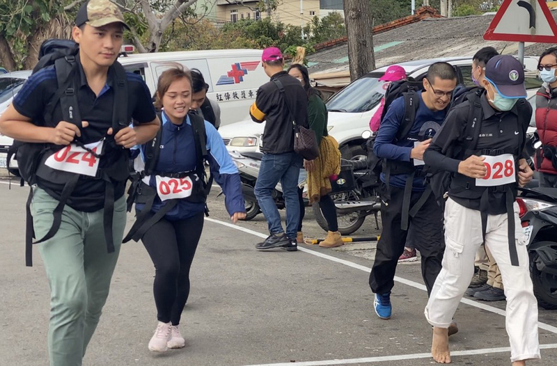 林務局新竹林區管理處5日舉行巡山員甄試術科測驗，男女考生負重20公斤跑走，展現體力與耐力。(圖：中央社)