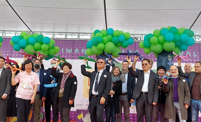 閱讀嘉年華活動在中正紀念堂園區登場，各單位代表在啟動儀式上手擲紙飛機，象徵「閱讀啟航」。(圖：中央社)