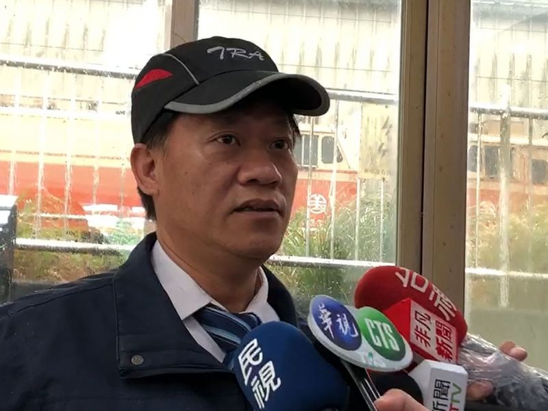 台鐵瑞芳到猴硐間鐵路4日發生走山，事發前兩個小時，台鐵資深司機員陳振芳（圖）開火車經過時就發現現場施工已有龜裂，還有泥流，立即通報附近車站，共同阻止憾事發生。他5日受訪謙虛表示，他只是基於職業本能反映示警。（翻攝照片）