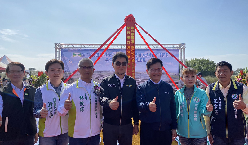 交通部長林佳龍（右3）5日出席「國道1號中沙大橋耐洪與耐震能力提升改善工程暨西螺交流道穿越橋改建工程」動土祈福典禮，並回應台鐵瑞芳到猴硐間邊坡坍方事件後的交通疏運等問題。左4為民進黨籍立委劉建國。（立委劉建國提供）