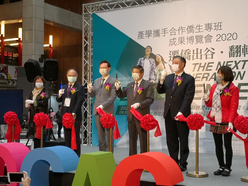 僑委會今天(5日)舉辦「僑生專班學習成果博覽會」，期望國內企業延攬僑生留台工作。（劉玉秋攝）