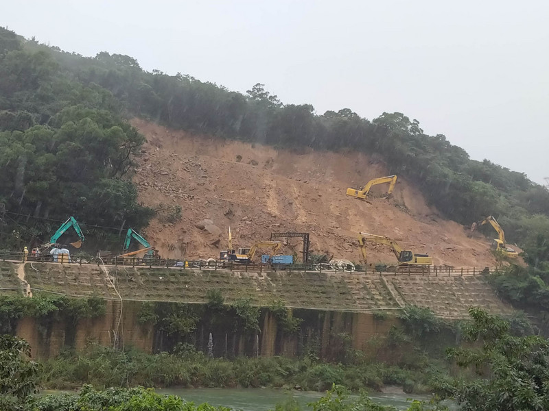 台鐵瑞芳－猴硐路段因連日大雨4日大面積邊坡滑動，導致北部往東部路線仍中斷。台鐵預估坍塌的土方多達1萬立方公尺，5日清運600多立方公尺，若天候允許，6日最多能清運2000多立方公尺。(圖:中央社)
