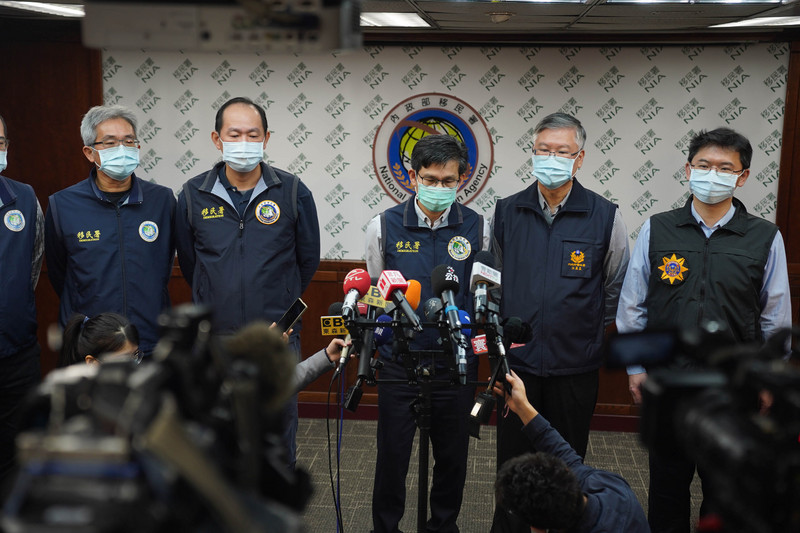 一名列為武漢肺炎確診接觸者的移工失聯，移民署和警政署成立專案小組尋人。移民署國際及執法事務組組長張文秀（中）6日召開記者會說明過程。(圖:中央社)