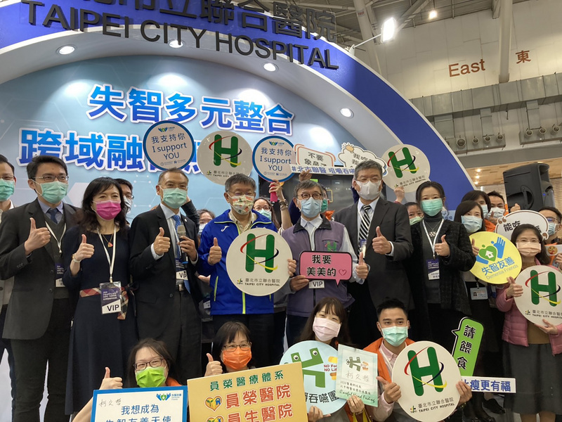 台北市長柯文哲（後排左4）6日上午到2020台灣醫療科技展參觀攤位，建議民眾除了吃飯之外都戴著口罩。(圖:中央社)