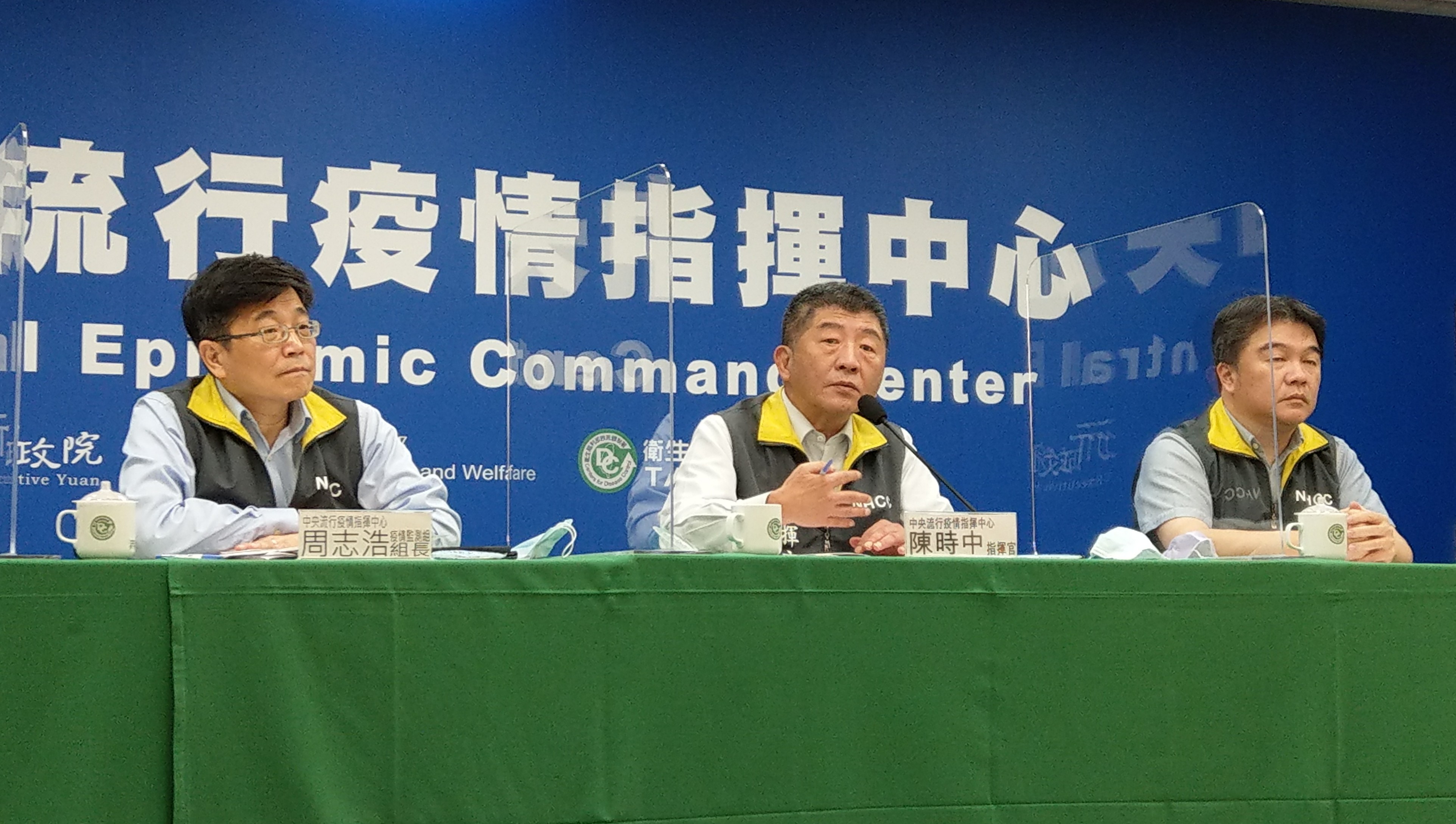 針對近來移工確診數暴增，陳時中(中)表示，將培養病毒確認有無傳染性。(劉品希 攝)