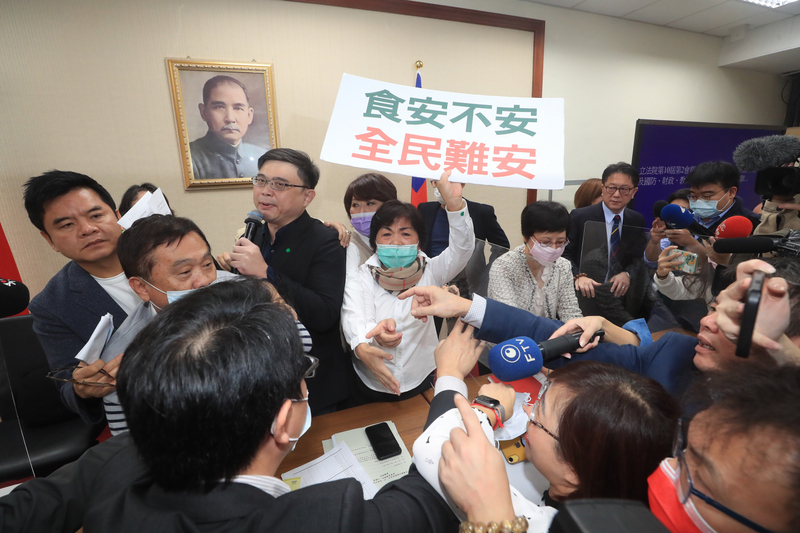 立法院經濟等5委員會7日聯席審查開放含萊劑美豬的行政命令，民進黨團提案保留送交朝野協商，但國民黨團要求繼續討論；表決時，因民進黨具人數優勢而通過，引發國民黨立委痛批「違法表決」、「多數暴力」，場面混亂。(圖:中央社)