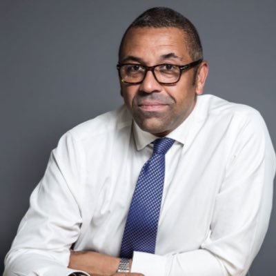 英國外交部中東及北非事務國務大臣柯維立7日表示，若是到了月底，英國與歐盟未達成貿易協議，造成雙方港口往來陷入混亂，屆時對於抵抗武漢肺炎大流行的疫苗，可以透過非商業航班，將歐盟工廠製造的疫苗運送到英國。(推特)