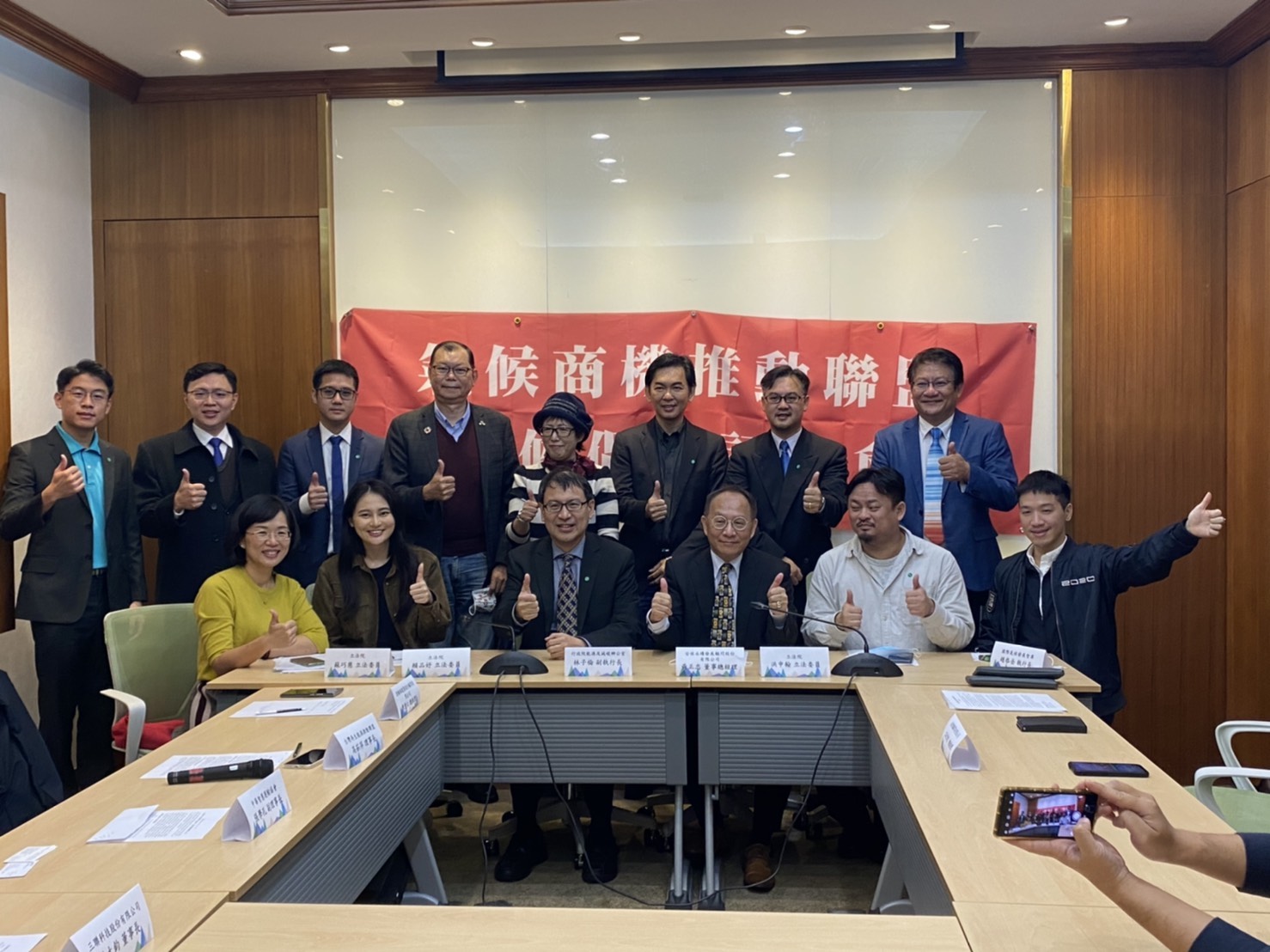立法院史上第一場碳中和記者會7日舉行，同時宣布「氣候商機推動聯盟」正式成立。(林詠青 攝)