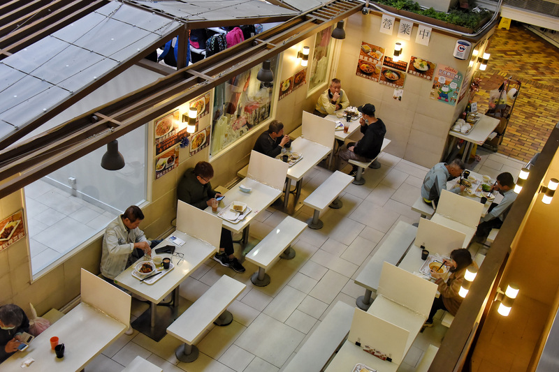 餐廳的工作通常分為前場和後場，前場的意思就是在「客人看得見」的範圍。圖為香港金鐘一家餐廳。(資料照/圖:中通社提供)