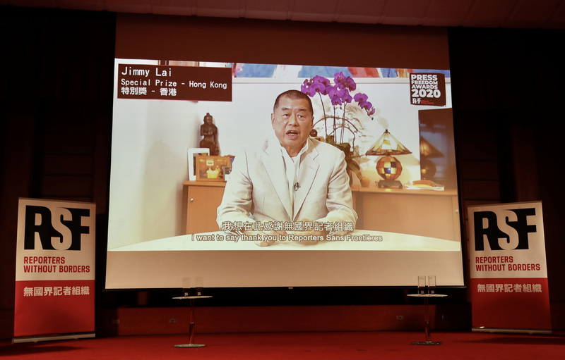 2020無國界記者新聞自由獎8日在台北頒獎，壹傳媒創辦人黎智英獲特別獎肯定，儘管本人無法出席，現場仍播放黎智英預錄影片，他透過影片呼籲外界持續關注香港新聞自由。(圖:中央社)
