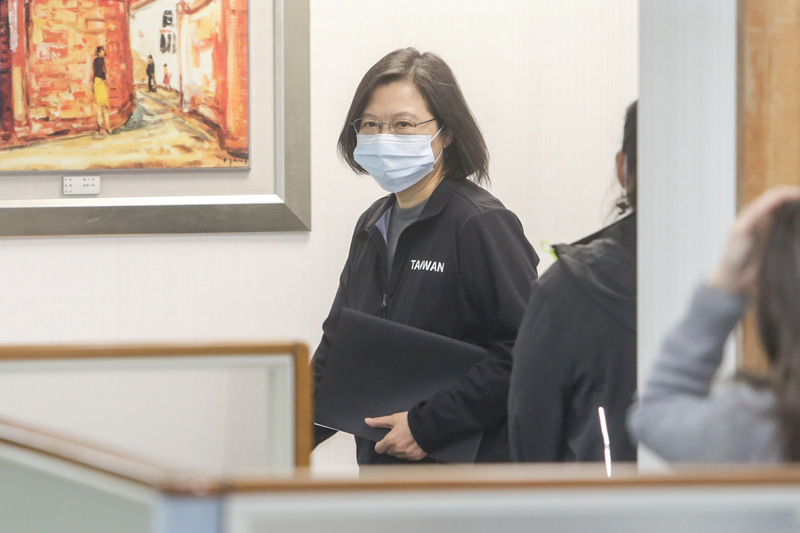 身兼民進黨主席的蔡英文總統表示，期許所有民進黨從政黨員，要秉持清廉、勤政、愛鄉土的精神，持續為鞏固民主、深化人權、壯大台灣努力，為台灣人民留下一個更好的民進黨。(圖：中央社)