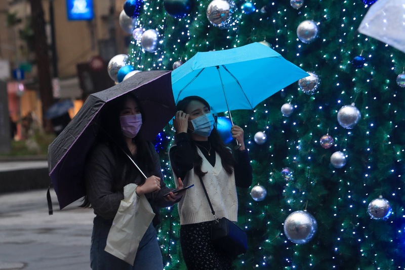 中央氣象局表示，冷空氣稍減弱，降雨以北、東為主。 (圖:中央社)