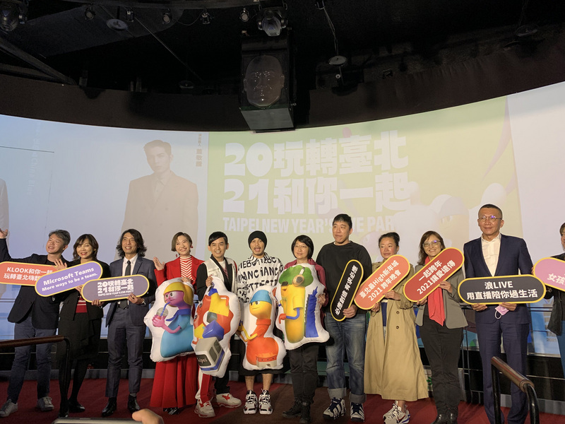 台北市觀傳局9日公布跨年卡司完整名單，邀請跨年晚會主持人Lulu黃路梓茵（左4起）、黃子佼及將參演的馬來西亞歌手黃明志出席記者會，共同宣布將有13組藝人接力演出，陪民眾倒數迎新年。(資料照片/中央社)