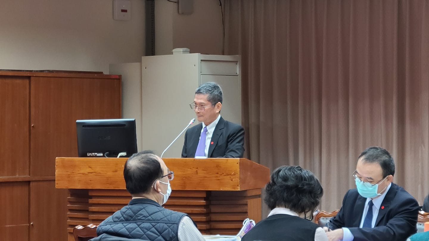 立法院教育文化委員會今天(9日)審查「文化藝術獎助條例修正草案」，文化部長李永得表示，文獎條例修正若三讀通過後，還會再做滾動式檢討，檢視是否所有藝文工作者都受到一定保障。(江昭倫攝)