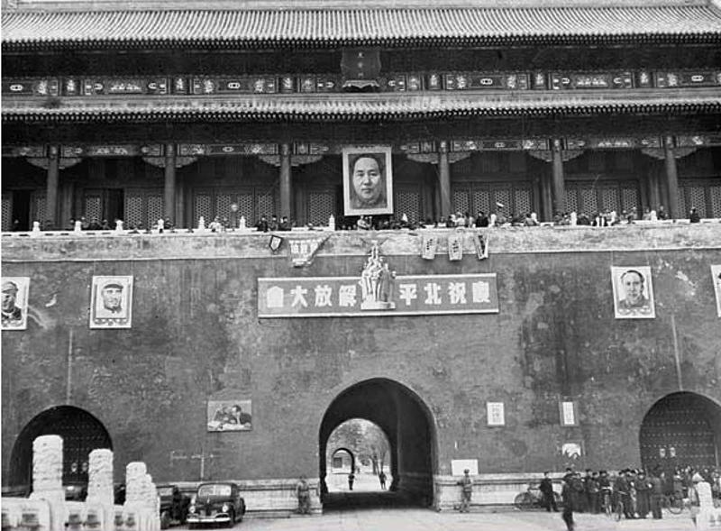 1949年2月12日，北平市各界在天安門城樓及其前面的廣場上召開「慶祝北平 和平解放大會」。圖為召開大會時的天安門。北平市市長葉劍英在大會上發表了講話。圖:公有領域