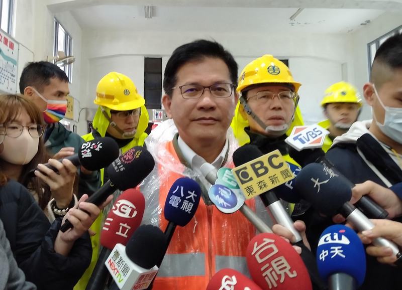 台鐵瑞芳－猴硐路段4日邊坡大面積坍塌，東部路線中斷，原預計13日搶通；交通部長林佳龍（前中）10日第4度到場會勘後受訪表示，因天候因素非人為可控制，已請同仁重新評估通車時間。(圖：中央社 )