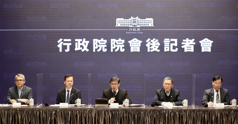 行政院祕書長李孟諺（中）10日主持行政院會後記者會，國發會主委龔明鑫（左2）、財政部長蘇建榮（右2）、內政部次長花敬群（左）、經濟部次長林全能（右）出席。(圖:中央社)