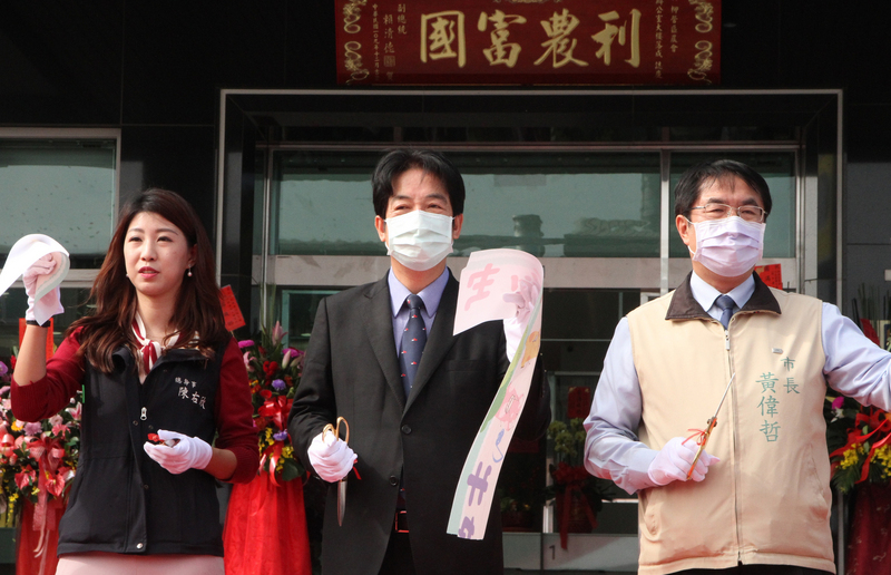 台南市柳營區農會12日舉辦100週年慶、牛奶節暨新大樓落成活動，總幹事陳右欣（左起）、副總統賴清德與台南市長黃偉哲等人出席剪綵。