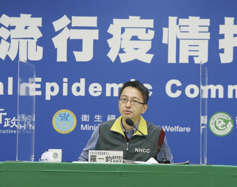 中央流行疫情指揮中心宣布新增8例武漢肺炎境外移入病例，由指揮中心醫療應變組副組長羅一鈞說明。其中3歲男童是武漢肺炎爆發至今，在台灣年紀最小的確診個案。(圖：中央社)