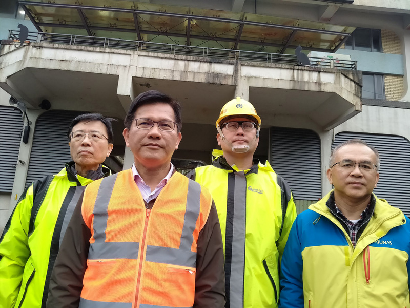 交通部長林佳龍（左2）13日視察後表示，台鐵瑞芳－猴硐路段預計搶通後首班車14日清晨5時11分從瑞芳站出發。(圖:中央社)