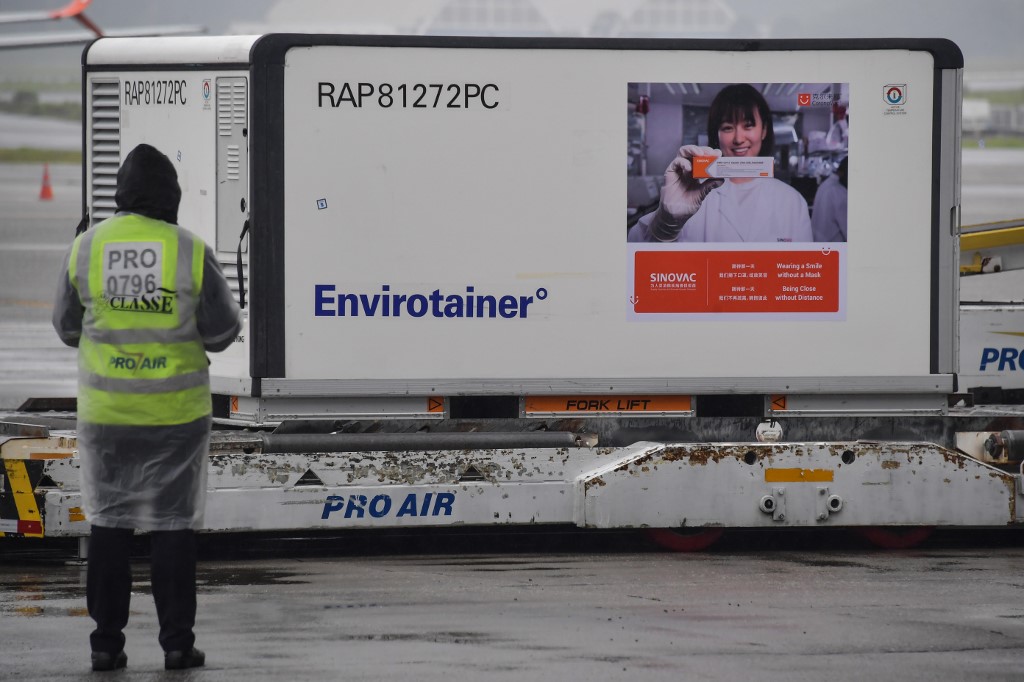 圖為中國製COVID-19疫苗11月中運抵巴西聖保羅瓜魯柳斯國際機場。 (AFP)