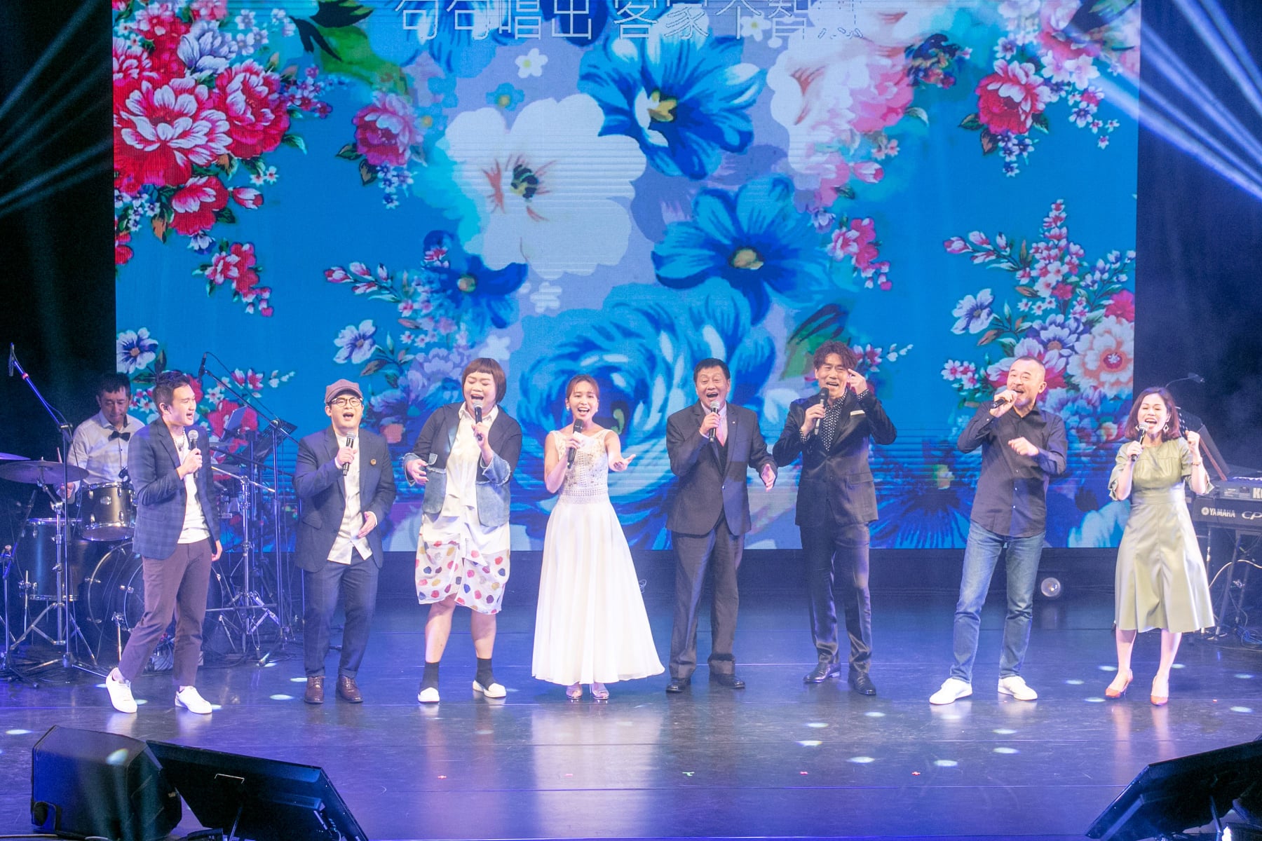2020客家音樂節12日在新竹縣熱鬧展開，首場演唱會「靚聲-客家經典再現演唱會」特邀來金曲級客家歌手輪番上陣獻唱。(典選音樂提供)