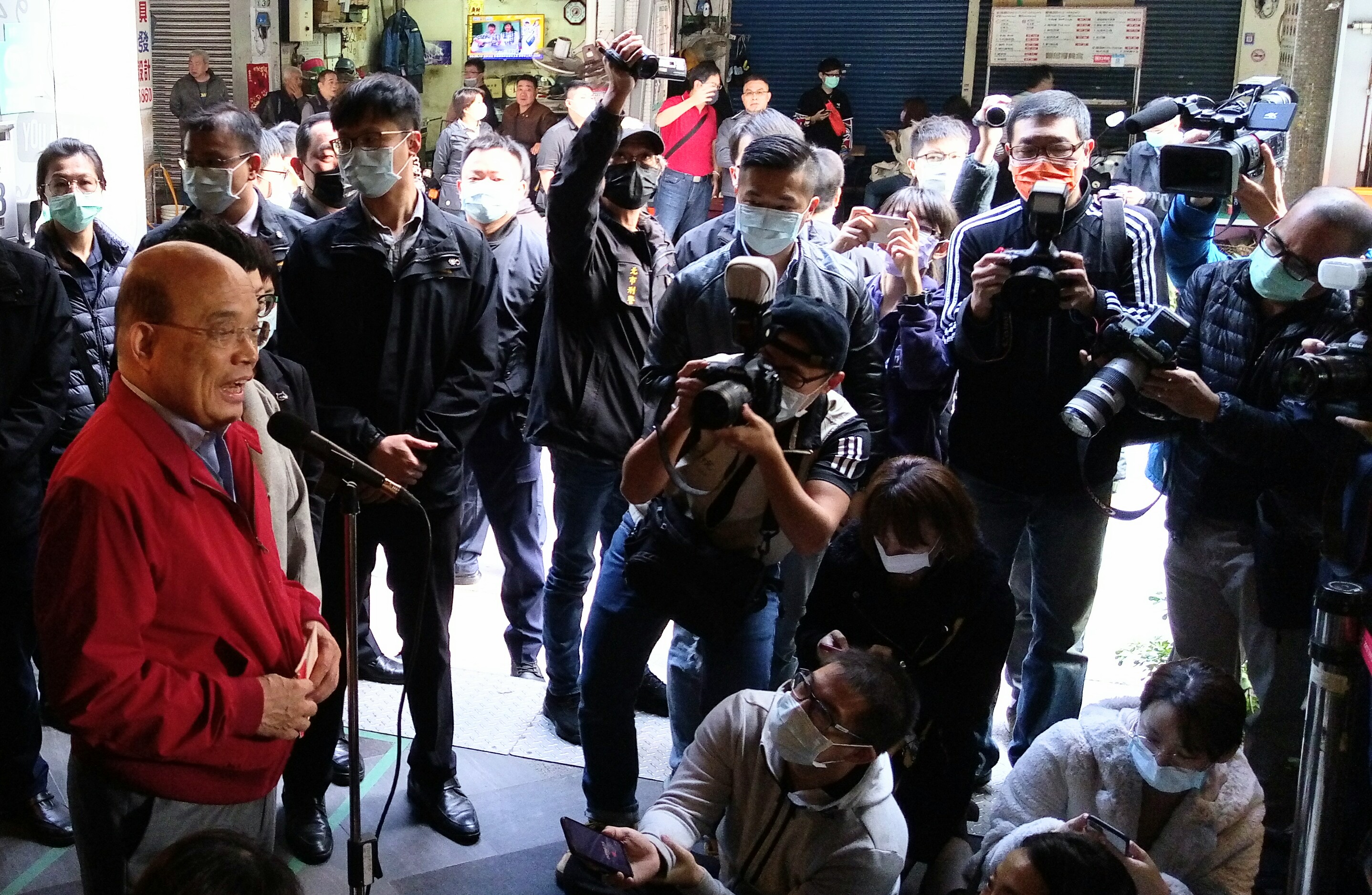 行政院長蘇貞昌在參訪台灣漫畫基地前，接受媒體聯訪。(陳國維 攝)