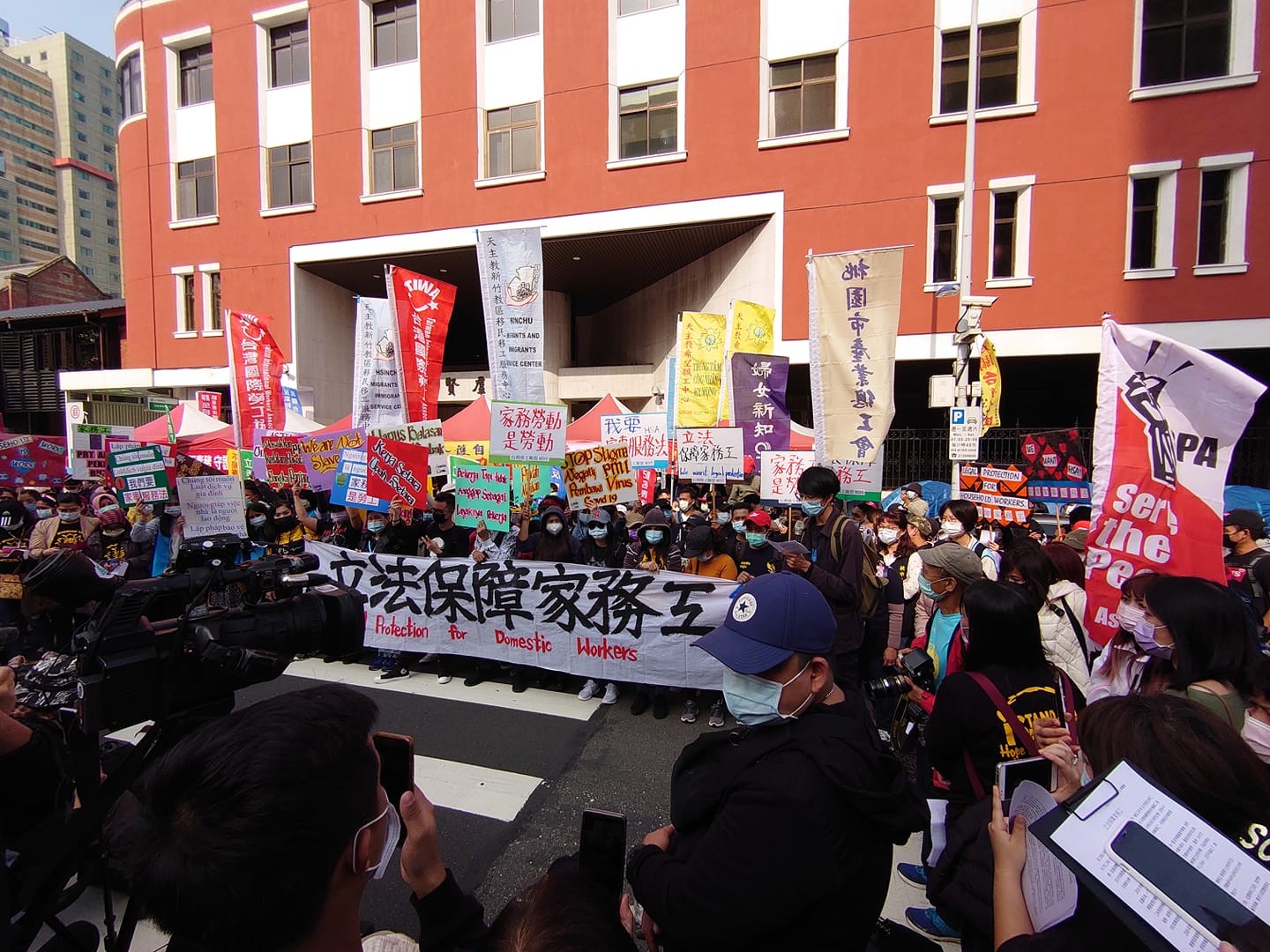 台灣移工聯盟表示，全台有約20萬名家事移工，在沒有勞動法令保障的情況下工作。(圖: TIWA台灣國際勞工協會臉書)