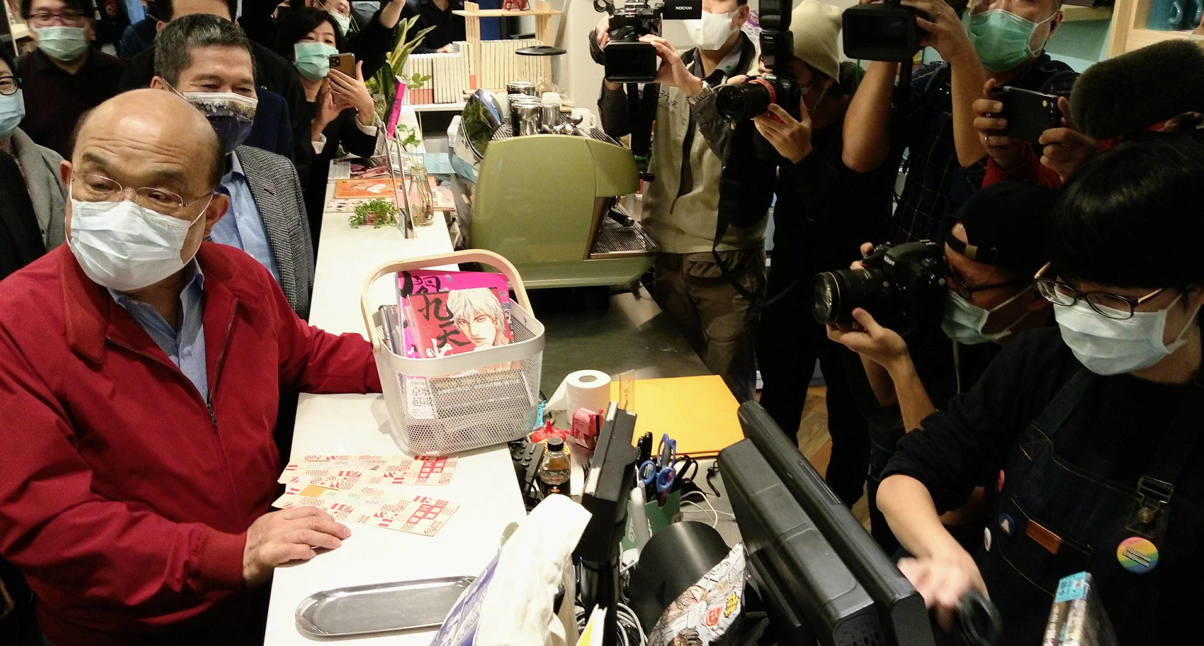行政院長蘇貞昌用三倍券買了9套漫畫要給孫女。(陳國維 攝)