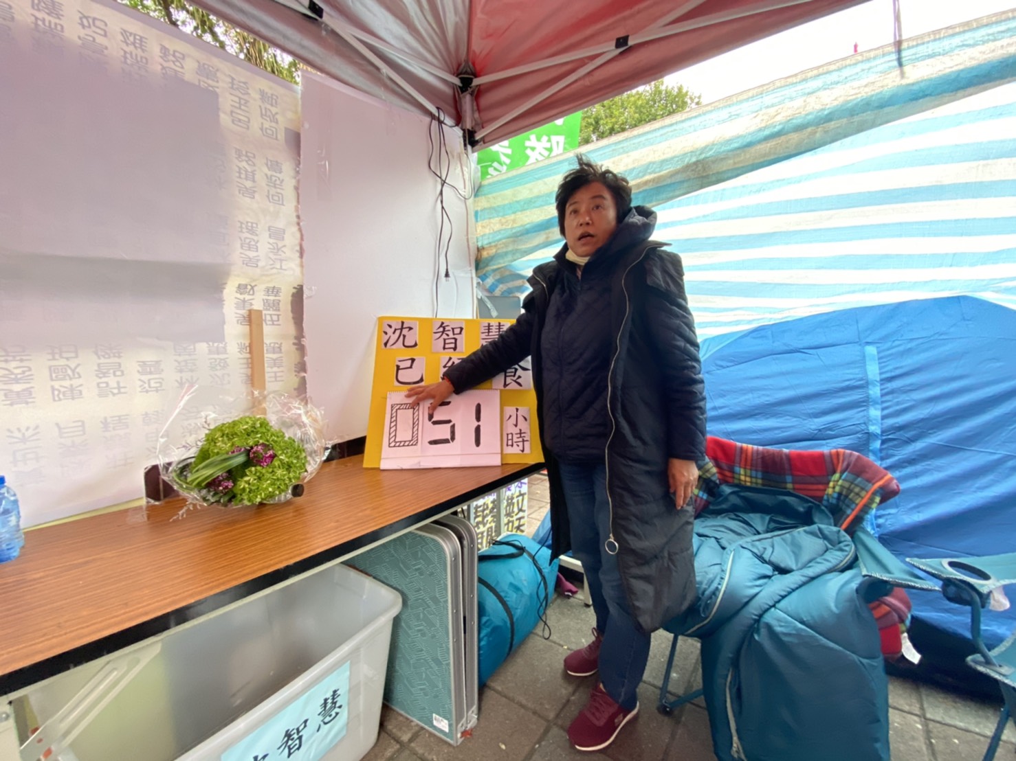 國民黨前立委沈智慧已在立法院門口絕食超過50小時，反對萊豬進口。(林詠青 攝)