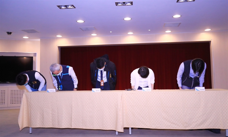 台中捷運綠線因連結器軸心斷裂暫停試營運，市長盧秀燕（右2）14日宣布，原定19日通車將延後，並向全體市民鞠躬道歉。(圖:中央社)