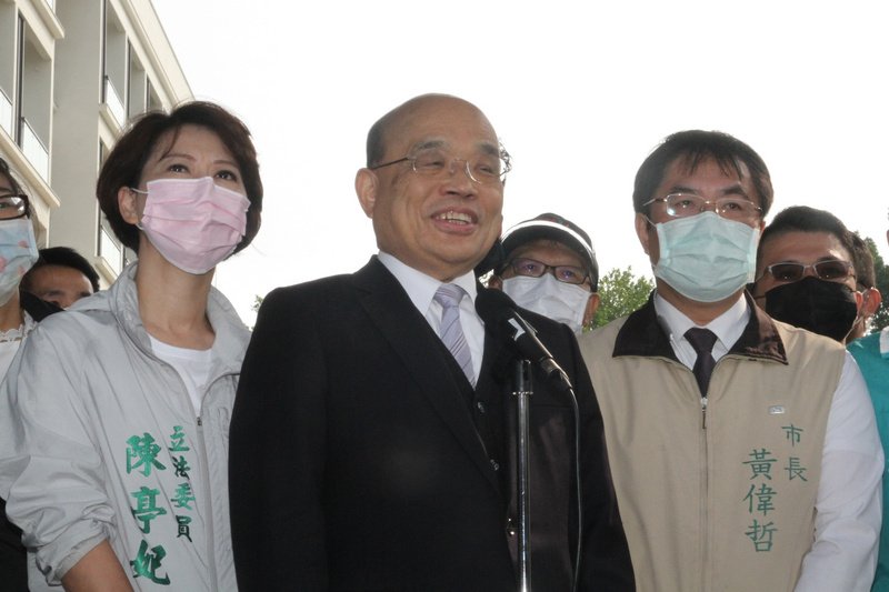 行政院長蘇貞昌（前中）13日用三倍券買漫畫送給孫女，發票打了行政院統編。蘇貞昌14日上午在台南接受媒體聯訪時表示，他不知道有人多此一舉，依規定用三倍券不能報公帳，不用多做文章。(圖：中央社)