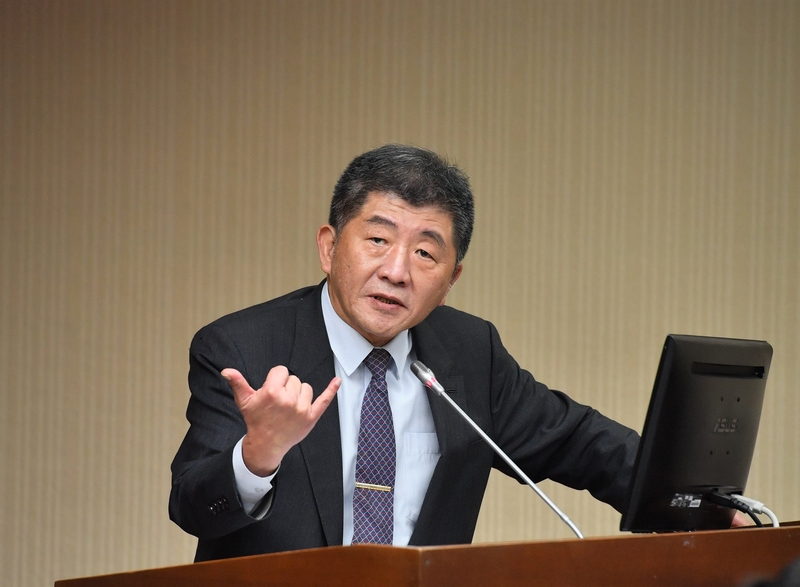 中央流行疫情指揮中心指揮官陳時中16日表示，未來外籍移工進入台灣，不再分國籍問題，將比照台灣家庭與機構內的照顧者，列為接種疫苗的對象之內。(圖：中央社)