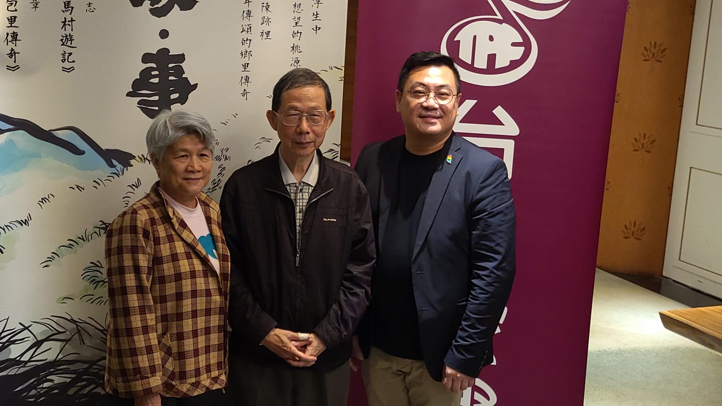 台北愛樂室內合唱團18日的「故・事」音樂會，將由音樂總監古育仲(右)指揮團員，演出錢南章(中)譜曲、賴美貞(中)填詞的「金包里傳奇」，遙想先人在百年前金山魚路古道留下的歷史痕跡。(江昭倫 攝)