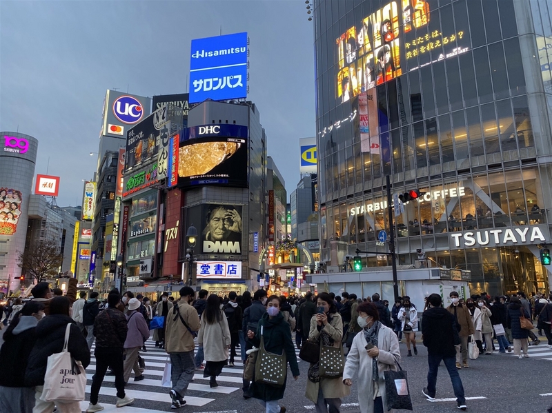 日本武漢肺炎疫情擴大，首相菅義偉14日表示，12月28日起至明年1月11日，暫停實施振興國旅的Go To Travel措施。圖為13日東京澀谷。(圖：中央社)