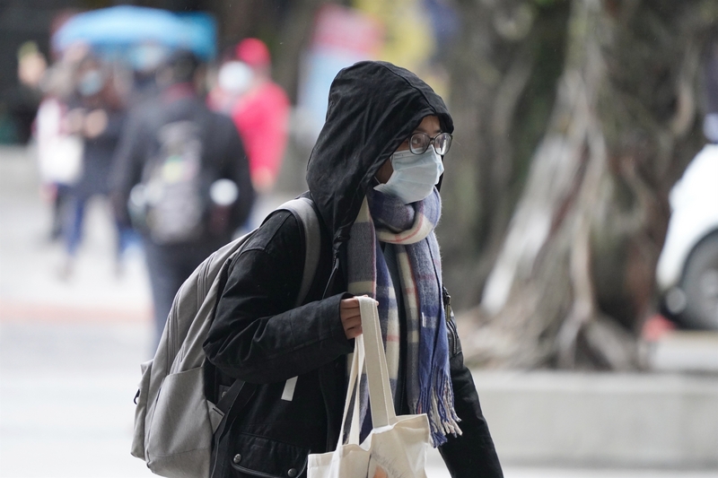 中央氣象局表示，18日晚上起受到東北季風影響，天氣將轉冷，20日、21日東北季風影響加上南方雲系北移降雨機率增，尤其21日高山有機會看到入冬以來的第一波下雪。(圖：中央社)