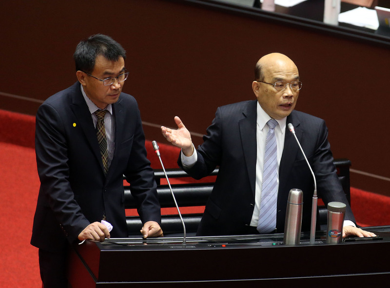 行政院前院長蘇貞昌(右)17日說，農業部長陳吉仲(左)還沒提出辭職書，就有人急著放話、操作，非常惡劣。圖為蘇貞昌擔任閣揆期間，兩人至立法院接受立委質詢。(資料照/圖：中央社)
