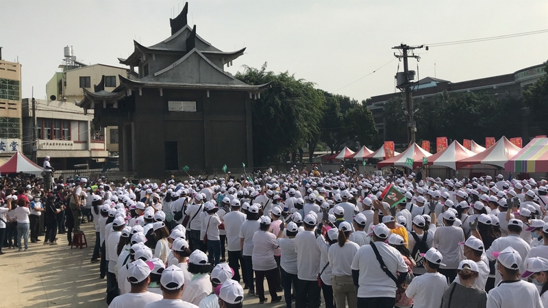 屏東潮州鎮的土地公廟福安宮要重建，因原廟占用道路，1200公噸廟體需要移動40公尺，廟方15日舉辦「千人移廟大典」，千人以拉繩方式將廟體移動。(圖：中央社)