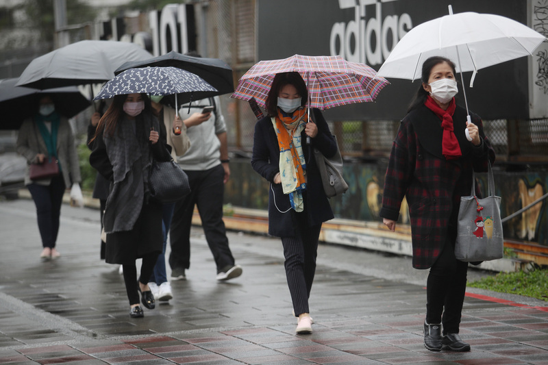 乍暖還寒！晚起再度變天 東北部雨勢不停。(資料照片/CNA)