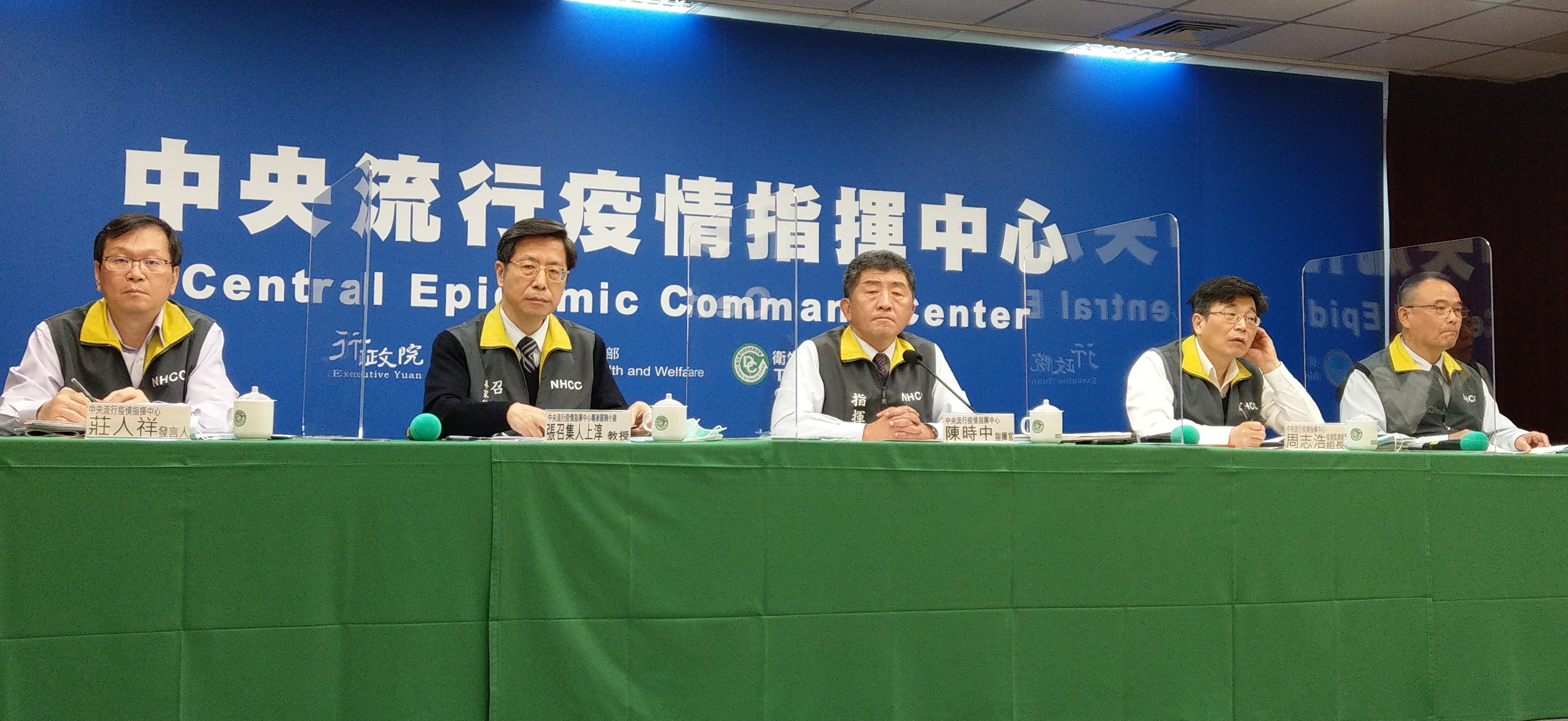 針對不斷有檢疫期滿後確診病例，陳時中(中)表示，針對7天自主健康管理期間無法避免與外界密集接觸者，考慮檢疫期滿後強制採檢。(劉品希 攝)
