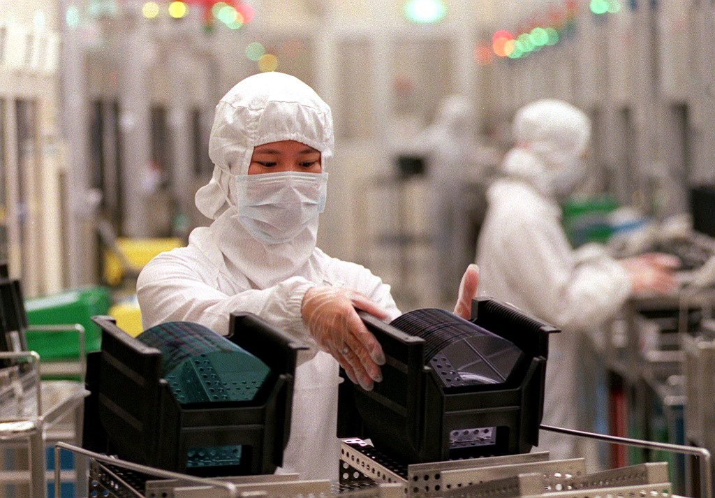 美國14日公布《聯邦公報》宣布對半導體與藥品展開國安調查。圖為新竹科學園區晶片廠。(AFP)