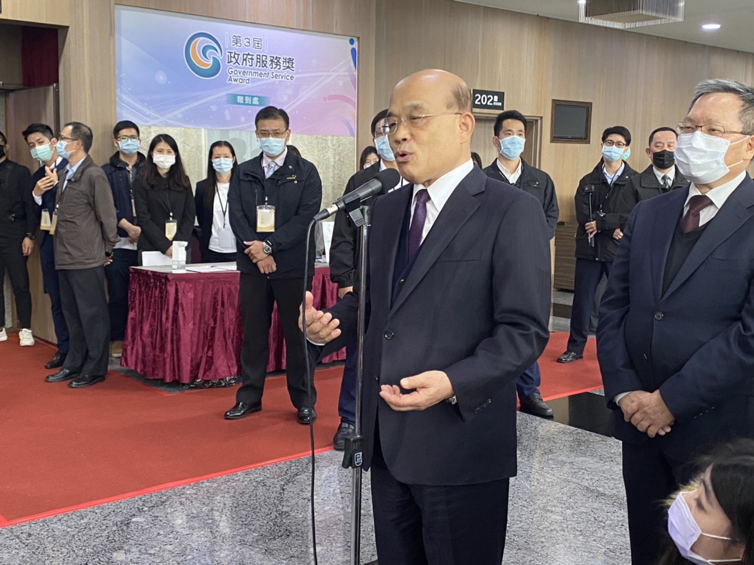行政院長蘇貞昌17日表示，只要這個世界還有人不自由，我們都不自由。他說台灣歷經威權戒嚴走到現在的民主自由，會一直撐著，「就像一道光，破掉所有的黑暗。」(林詠青 攝)