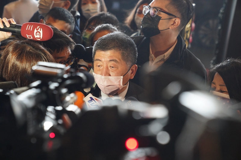 莫斯科芭蕾舞團4人確診武漢肺炎，中央流行疫情指揮中心指揮官陳時中（中）17日證實，其餘48名團員經篩檢還有人確診，所有團員須居家隔離，後續演出全面取消。(圖：中央社 )