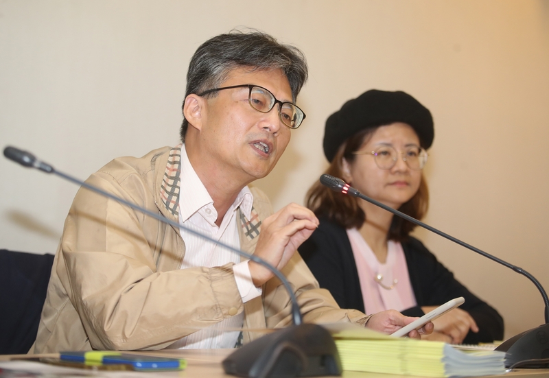 反萊豬醫師蘇偉碩(左)。(圖：中央社)