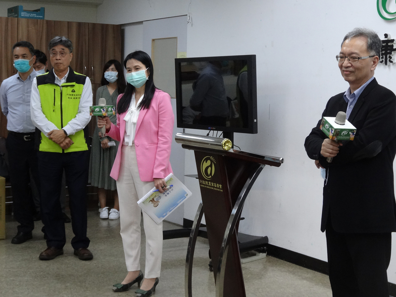 食米的鎘限量0.4ppm，嬰幼兒米製副食品的鎘含量標準則是0.04ppm，引發家長擔心嬰幼兒滿周歲開始吃米（熬粥等），會不會不安全。衛福部次長薛瑞元（右）17日說，符合鎘限量0.4ppm的食米，不管什麼年齡層吃都安全。(圖：中央社)