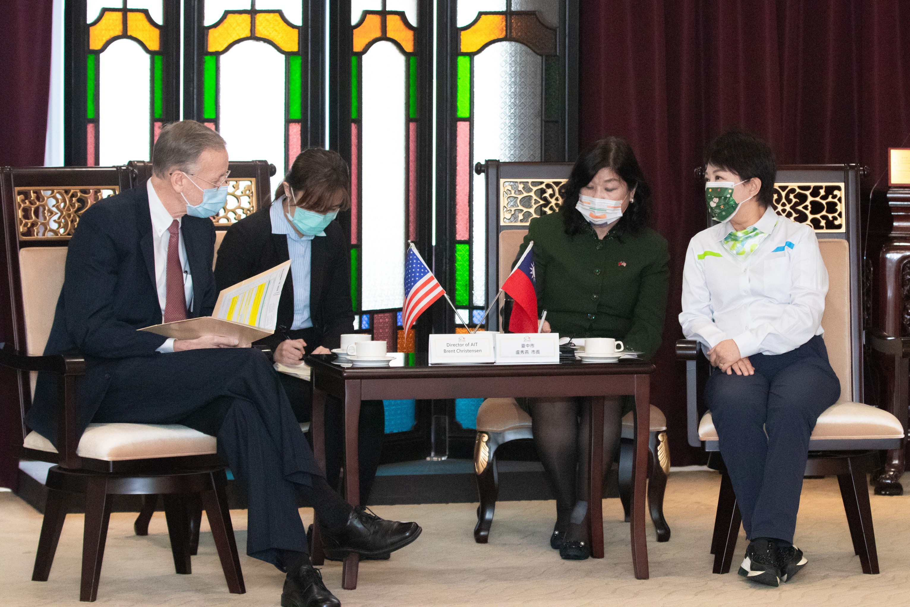 美國在台協會（AIT）處長酈英傑（左）16日到台中市政府拜會台中市長盧秀燕（右）。 (圖:台中市政府)