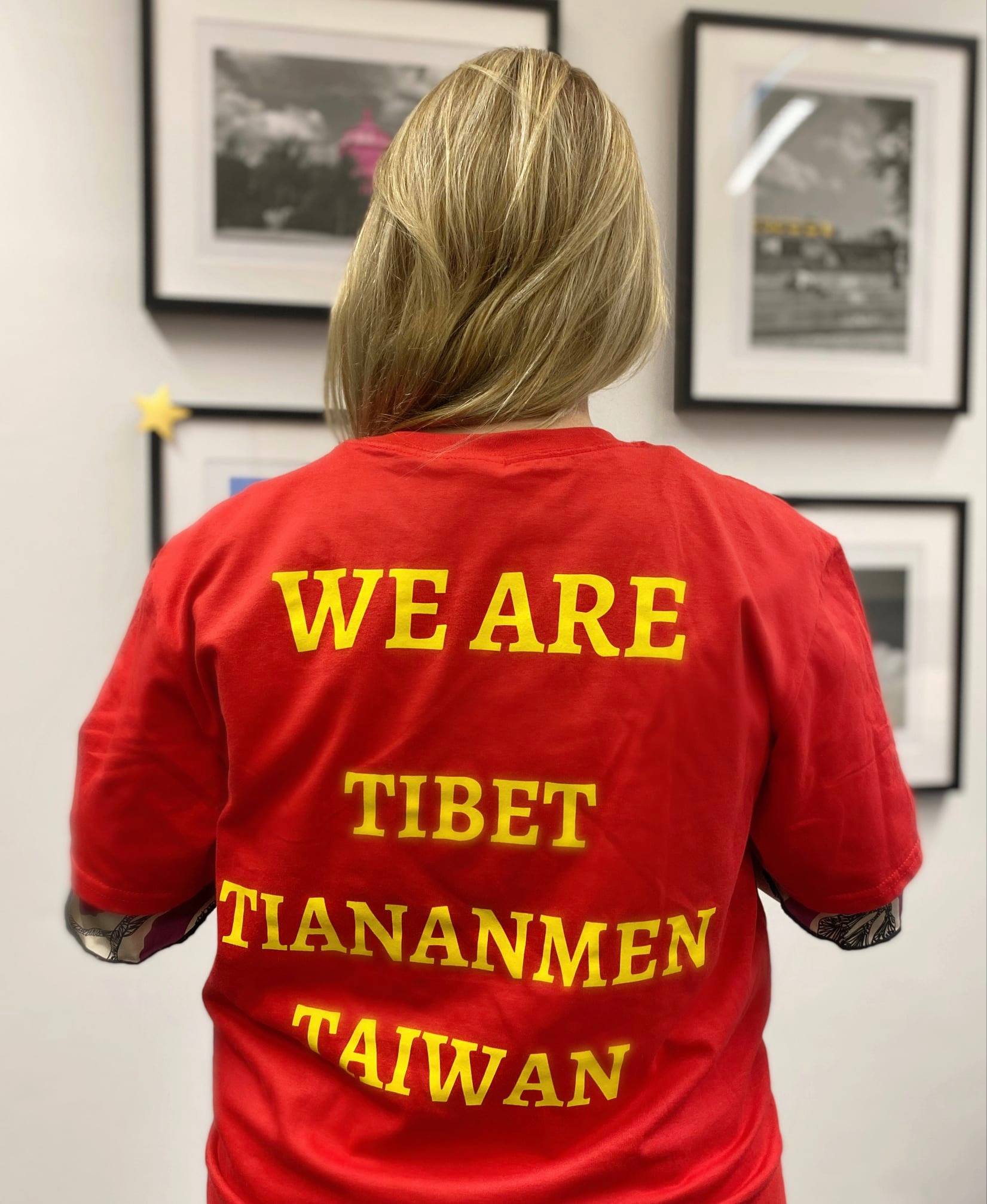 德國自民黨(FDP)國會議員克魯克特(Daniela Kluckert )16日在個人臉書秀出她所穿的T恤，背面是中國最怕的三個T：西藏（Tibet）、天安門（Tiananmen)及台灣（Taiwan)。(臉書)