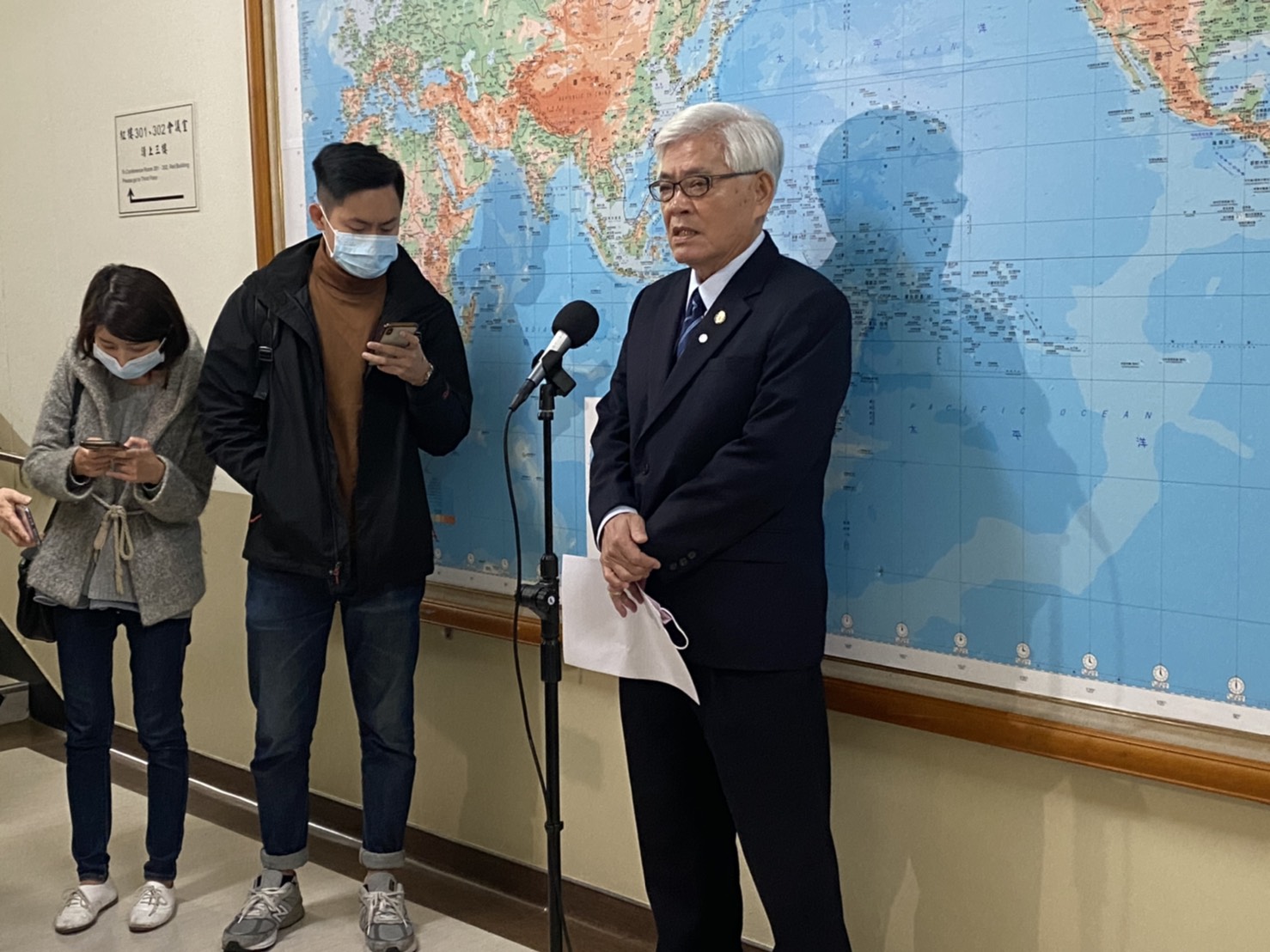 中選會14日召開委員會議，決議反萊豬、公投綁大選和珍愛藻礁公投依法成案；加上之前已經成案的重啟核四公投案，今年共有4個公投案一起投票。圖為中選會主委李進勇。(資料照/林詠青 攝)