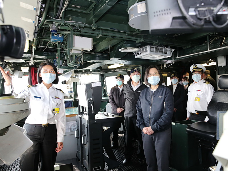 蔡英文總統(前右)18日前往高雄左營軍港視導海軍戰備偵巡艦，肯定海軍捍衛藍色國土的努力與付出 (軍聞社提供)